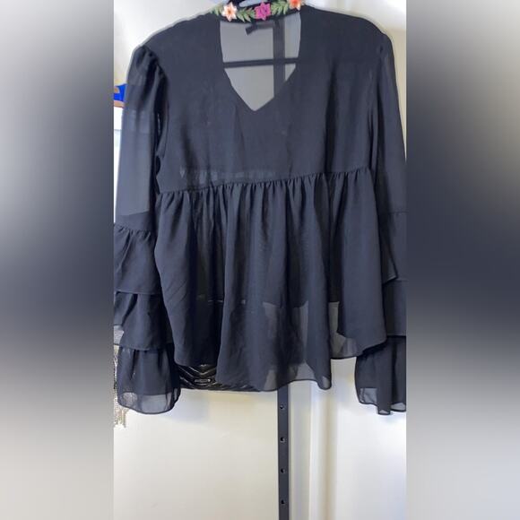 Raised collar blouse with staggered sleeves and embroidery by Boohoo - Picture 6 of 12